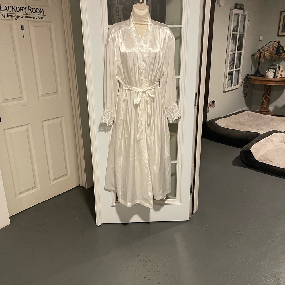 LAI Designs White Penoir set